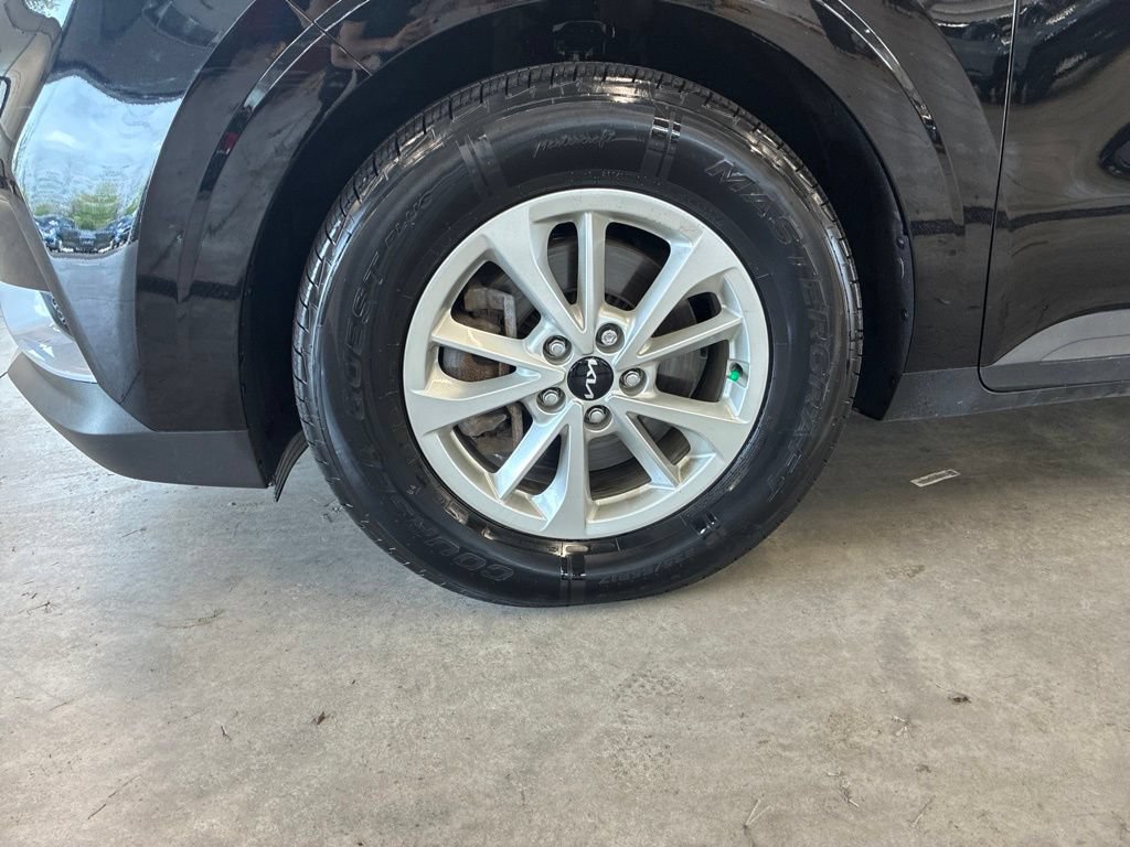 Certified 2024 Kia Carnival LX FWD image 12