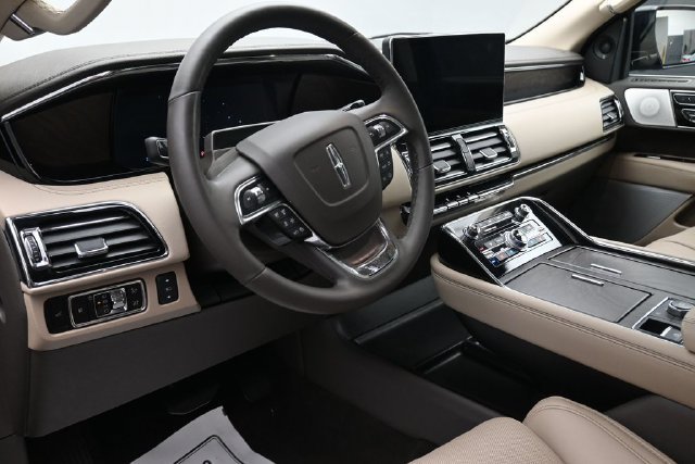 Certified 2024 Lincoln Navigator L Reserve AWD/4WD image 10