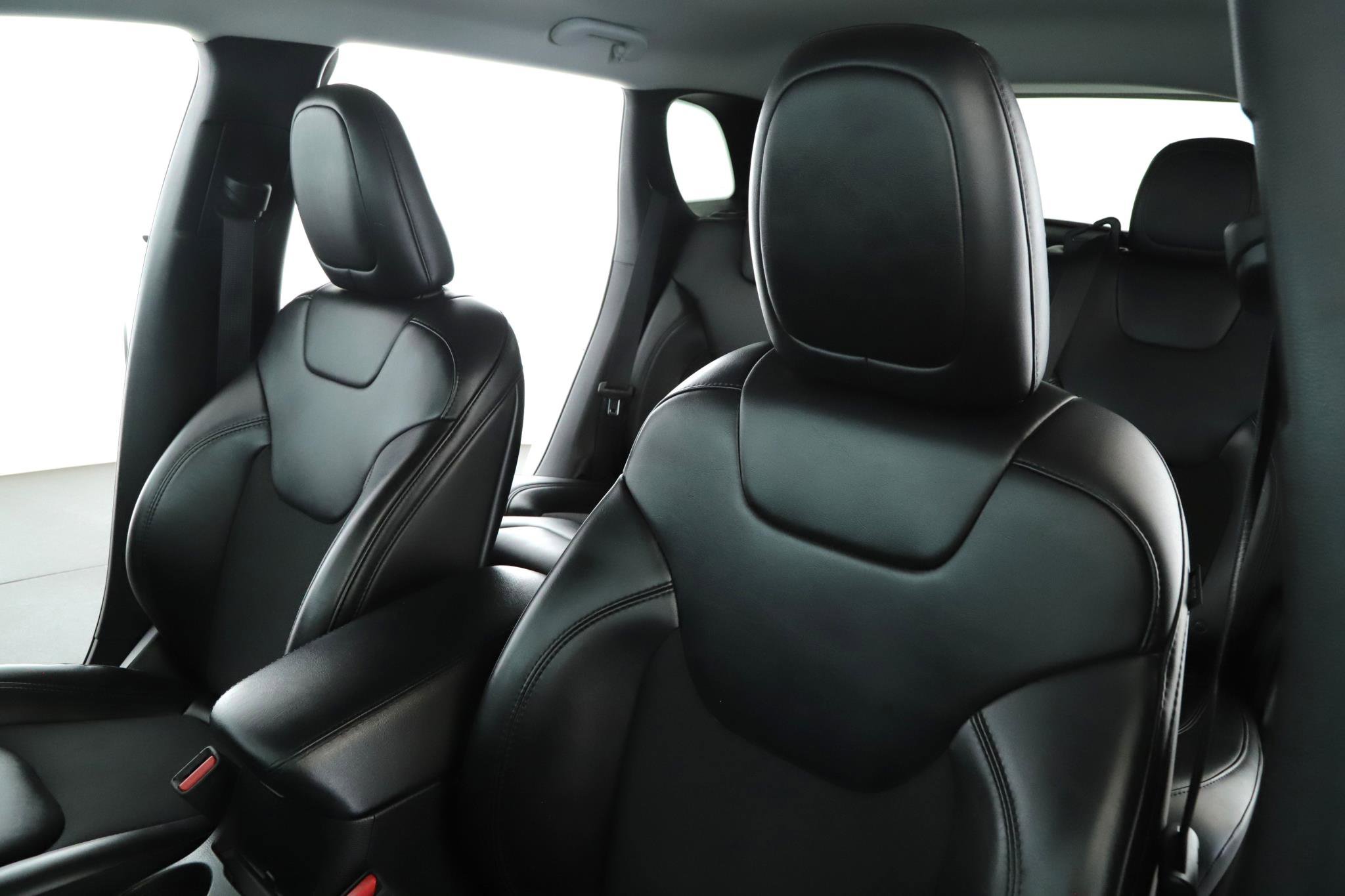 Used 2019 Jeep Cherokee Latitude Plus AWD/4WD image 4