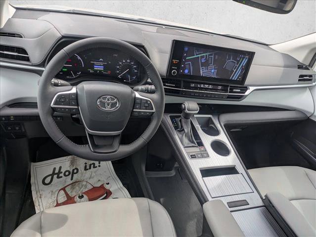 Used 2025 Toyota Sienna XLE image 16