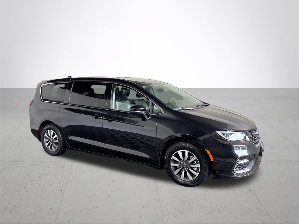 Used 2023 Chrysler Pacifica Touring-L FWD image 4