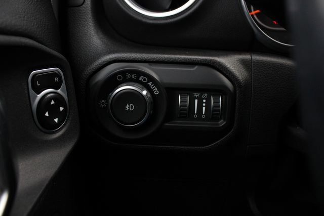 Used 2018 Jeep Wrangler Unlimited Sahara AWD/4WD image 7