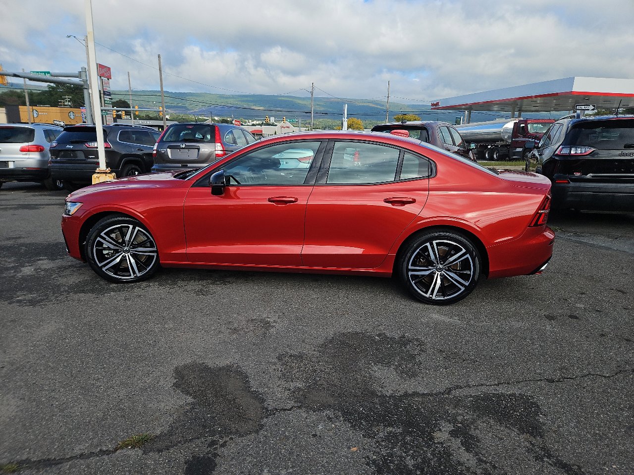 Used 2021 Volvo S60 T6 R-Design image 6