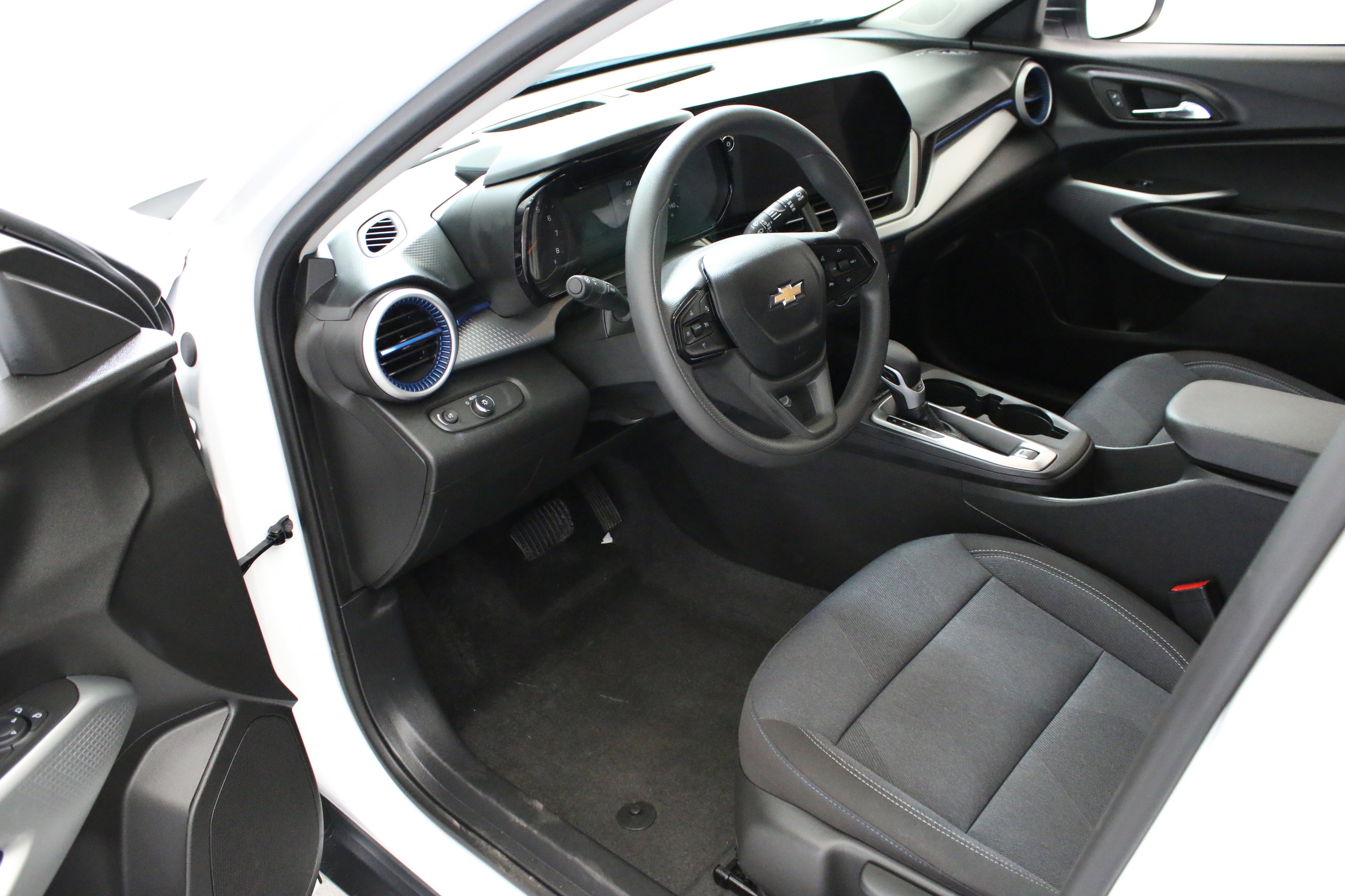 Used 2025 Chevrolet Trax LS image 24
