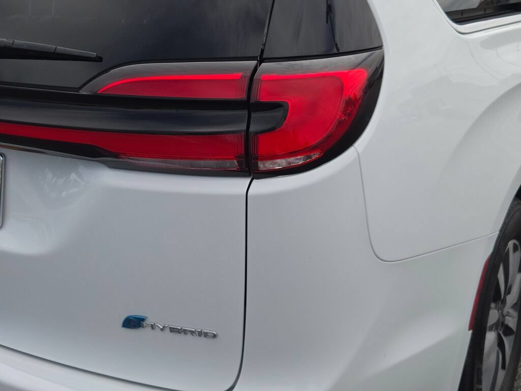 Used 2024 Chrysler Pacifica Limited FWD image 15