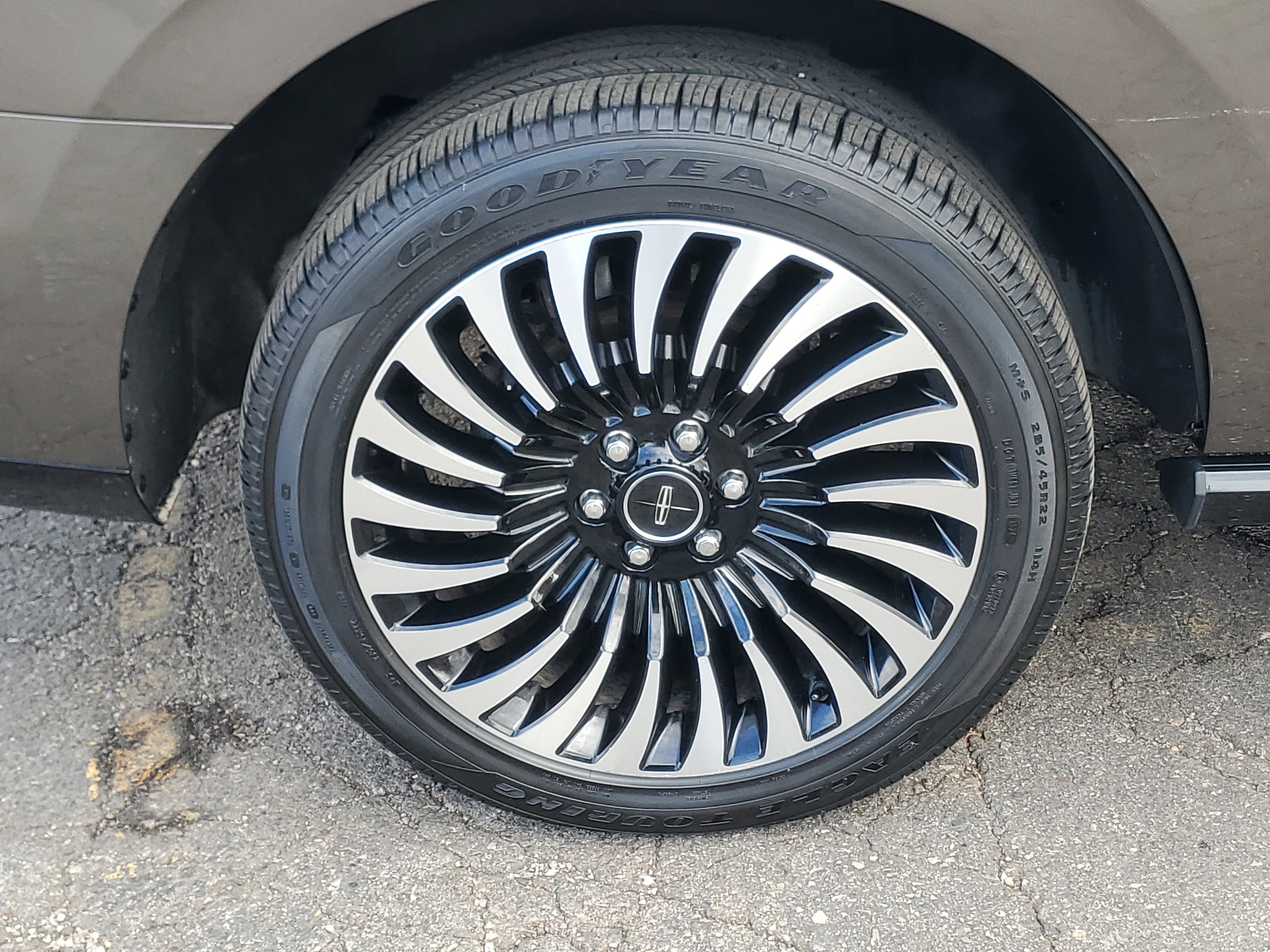 Used 2021 Lincoln Navigator Black Label w/ Cargo Convenience Package image 7