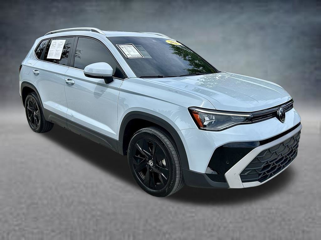 Certified 2025 Volkswagen Taos SE w/ Panoramic Sunroof Package FWD image 3