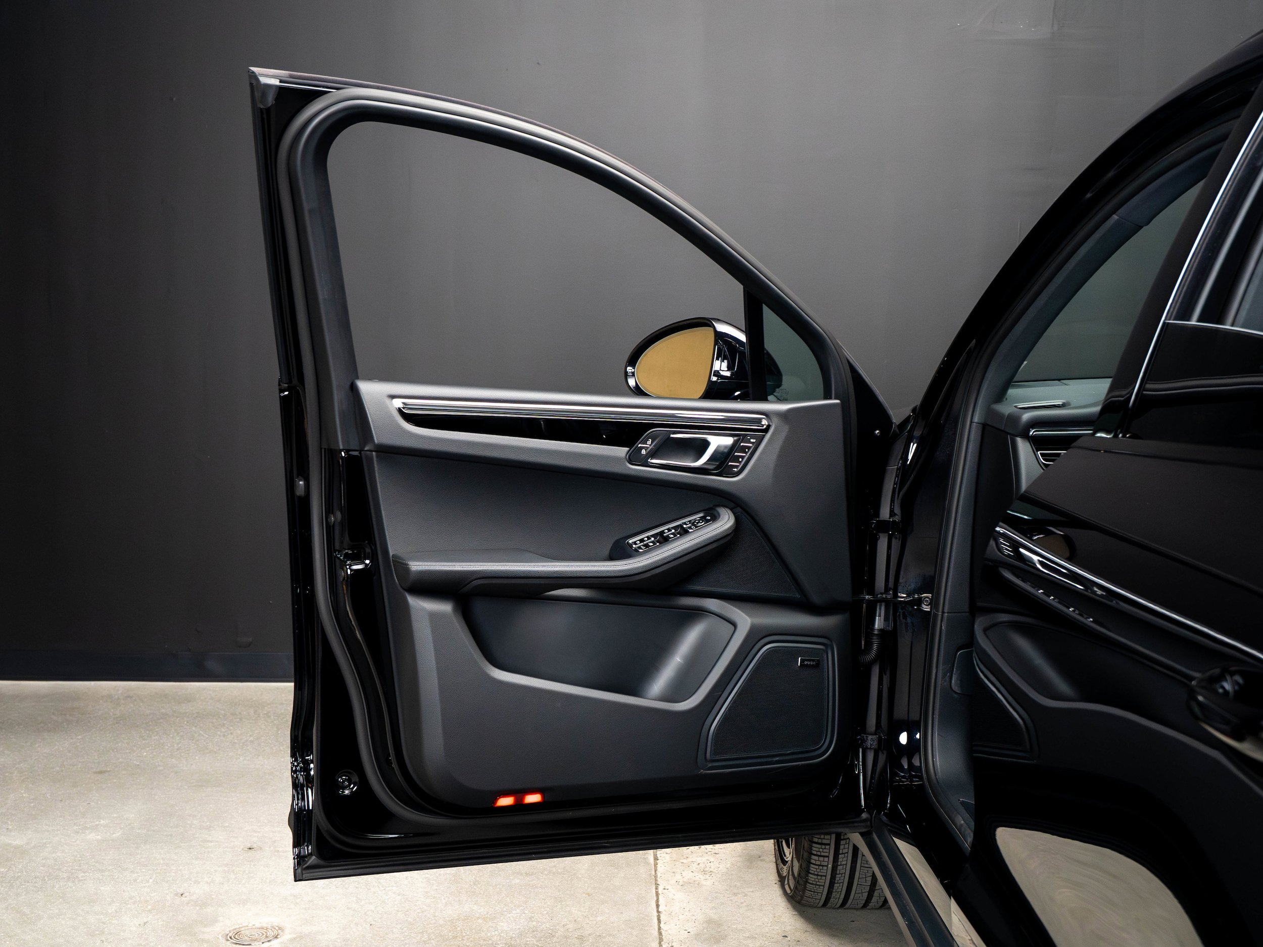 Certified 2025 Porsche Macan AWD/4WD image 30