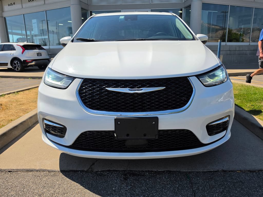 Used 2023 Chrysler Pacifica Touring-L FWD image 2