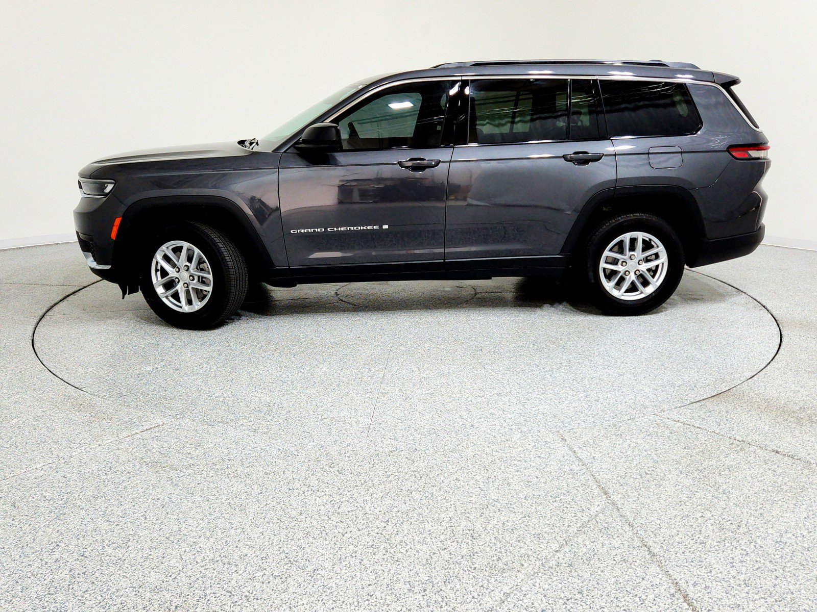 Used 2025 Jeep Grand Cherokee L Laredo w/ Luxury Tech Group I image 9