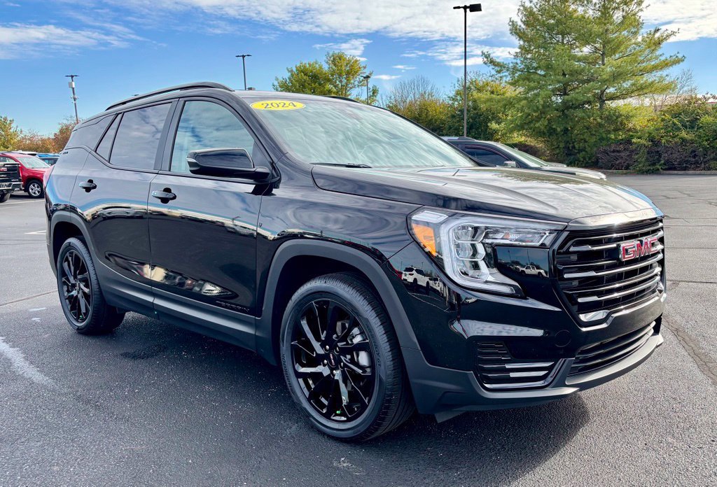 Used 2024 GMC Terrain SLE w/ Driver Convenience Package FWD image 9