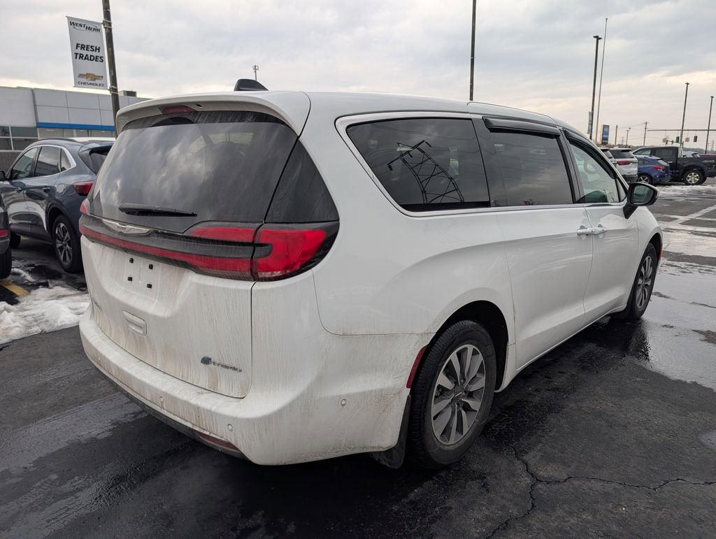 Used 2023 Chrysler Pacifica Touring-L image 7