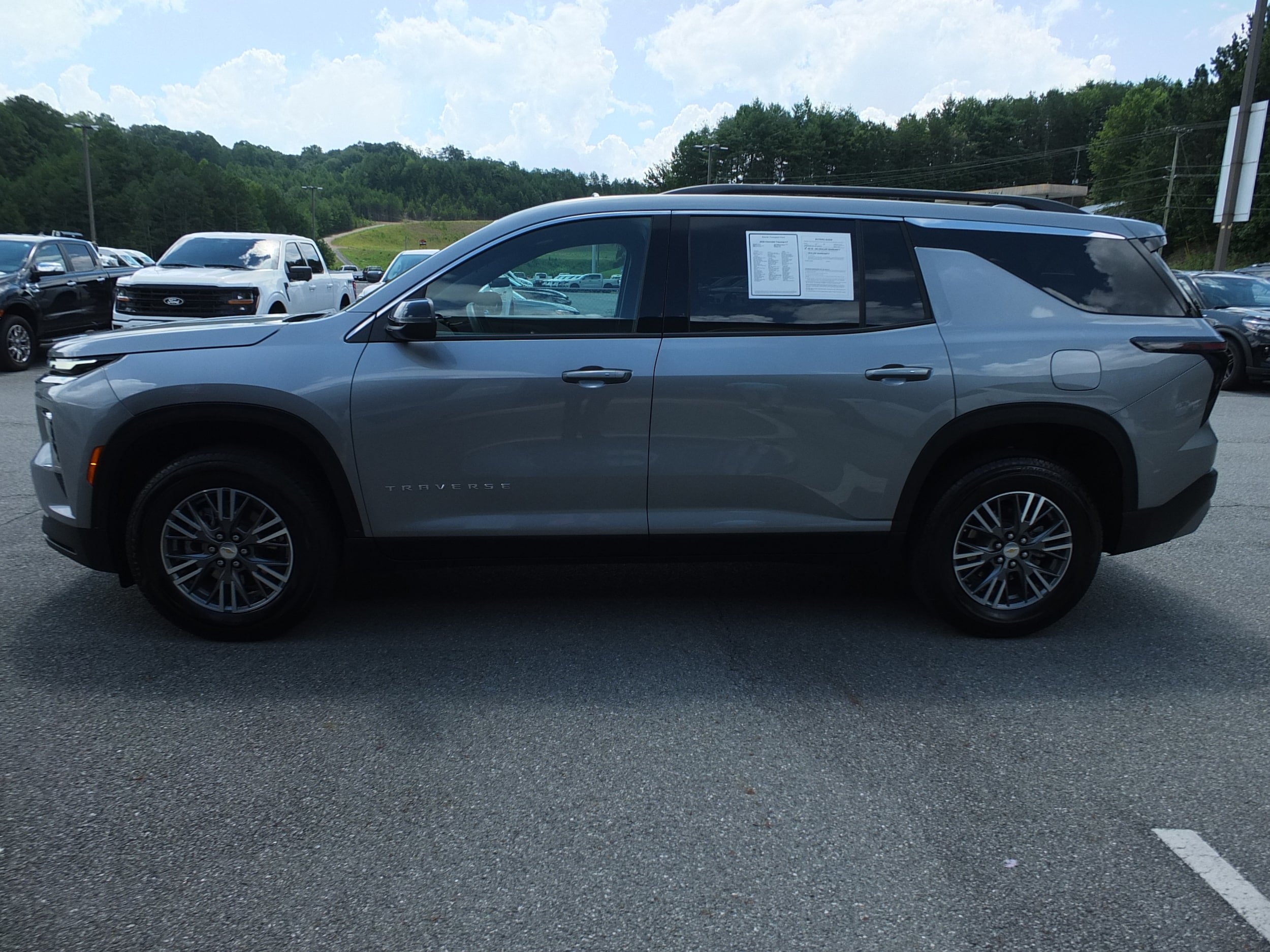 Used 2026 Chevrolet Traverse LT FWD image 6