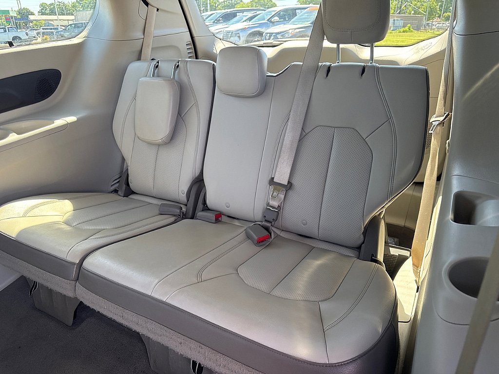 Used 2017 Chrysler Pacifica Touring-L Plus w/ Tire & Wheel Group FWD image 11