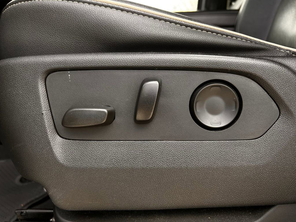 Used 2024 Chevrolet Suburban Premier image 27