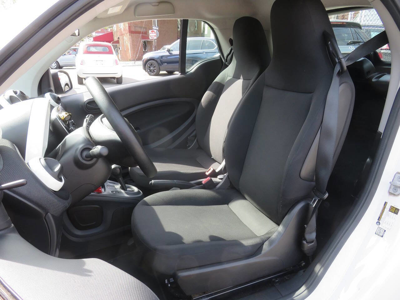 Used 2016 smart fortwo passion RWD image 10