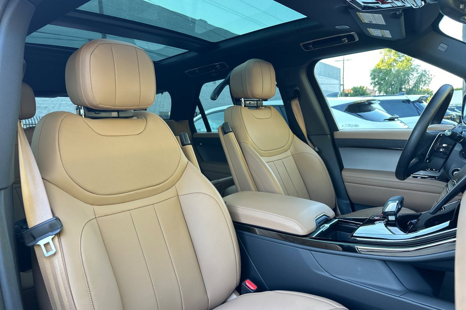 Used 2025 Land Rover Range Rover Sport SE image 31