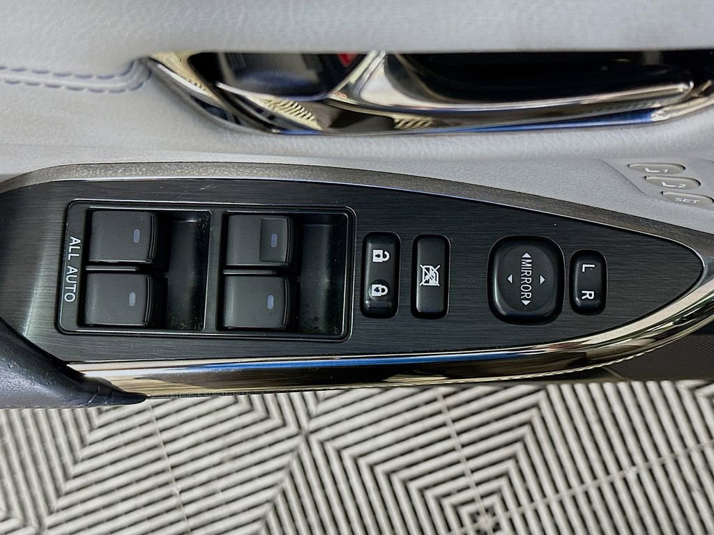 Used 2013 Toyota Avalon Limited image 22