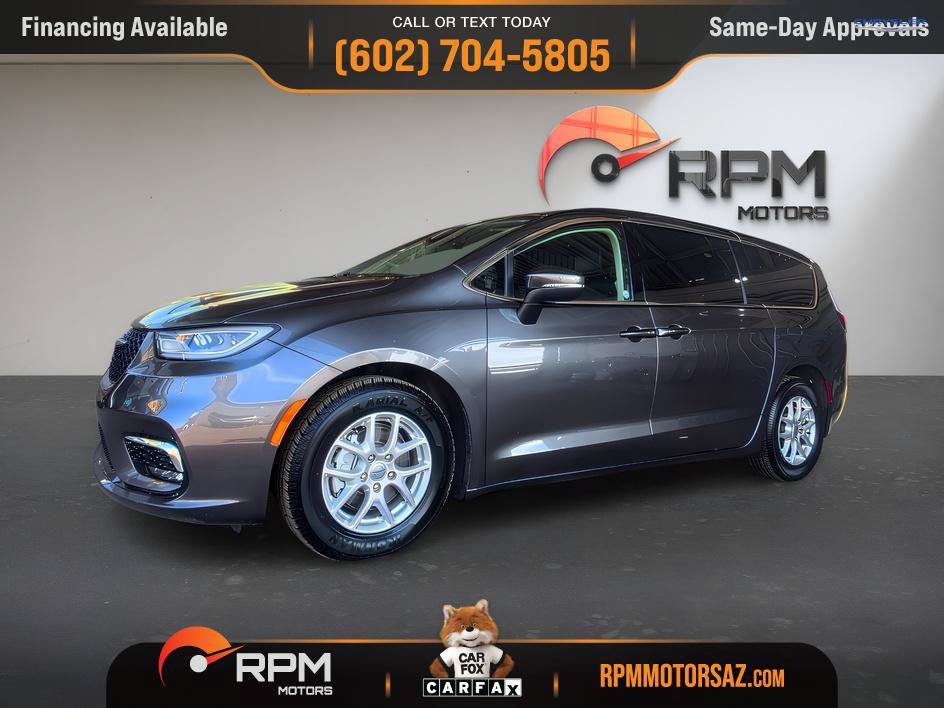 Used 2023 Chrysler Pacifica Touring-L FWD image 3
