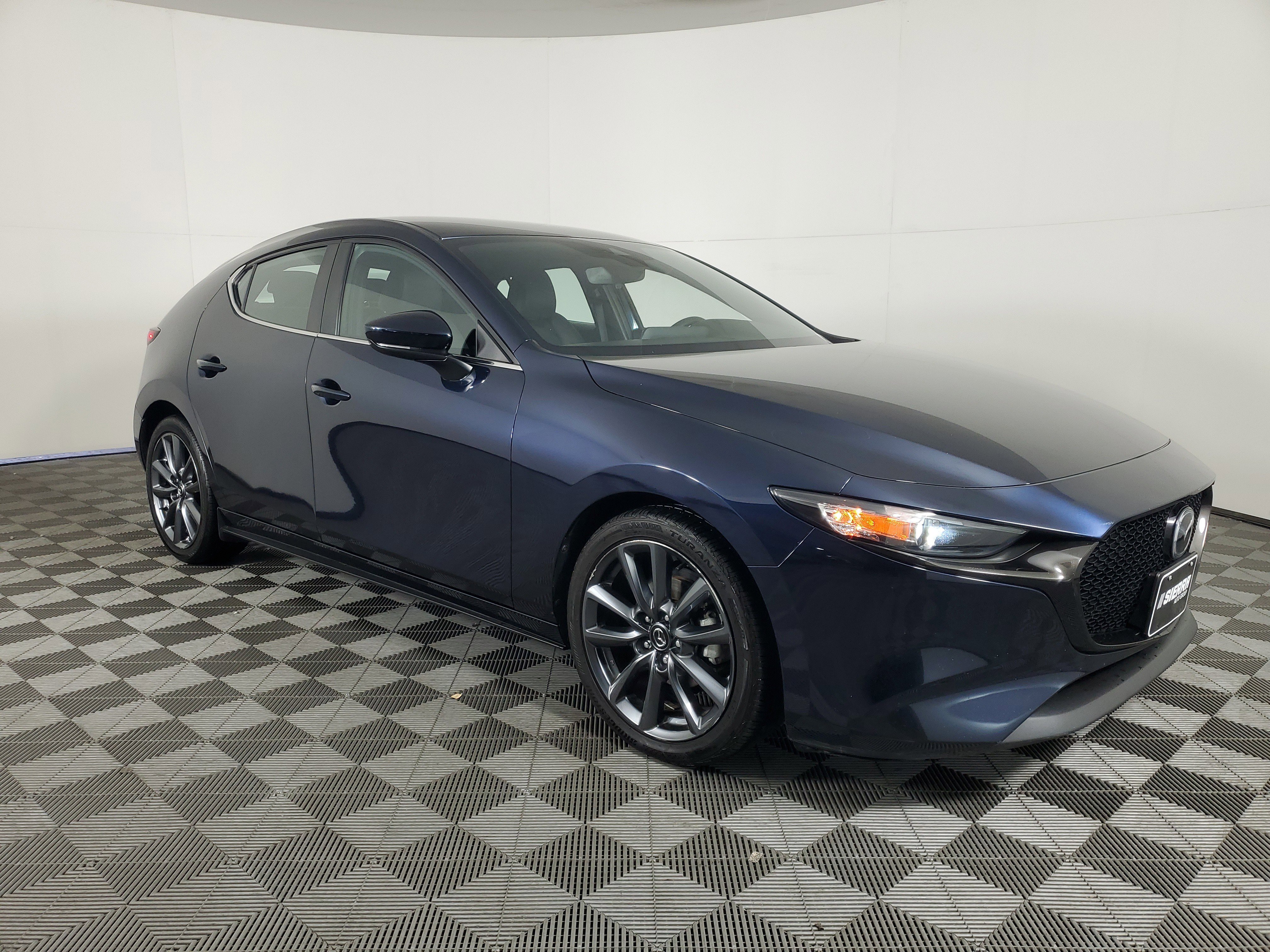 Used 2020 MAZDA MAZDA3 Hatchback image 2