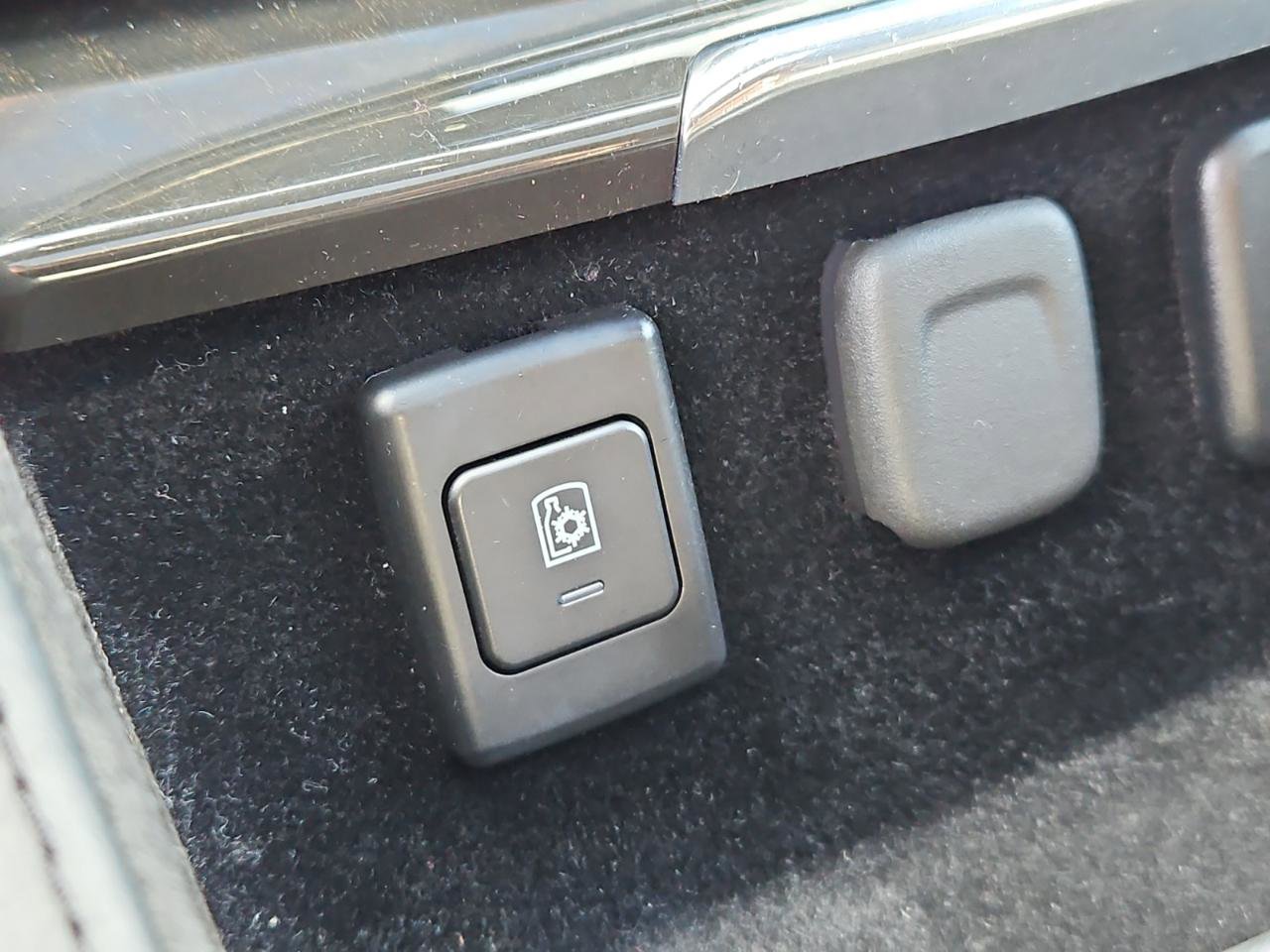 Used 2017 Cadillac Escalade ESV Platinum image 27