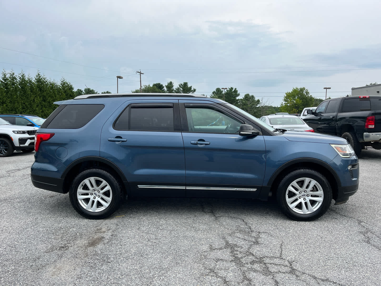 Used 2018 Ford Explorer XLT w/ Equipment Group 201A AWD/4WD image 2