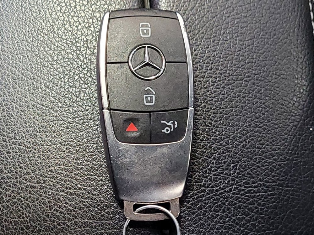 Used 2021 Mercedes-Benz GLB 250 w/ Premium Package image 32