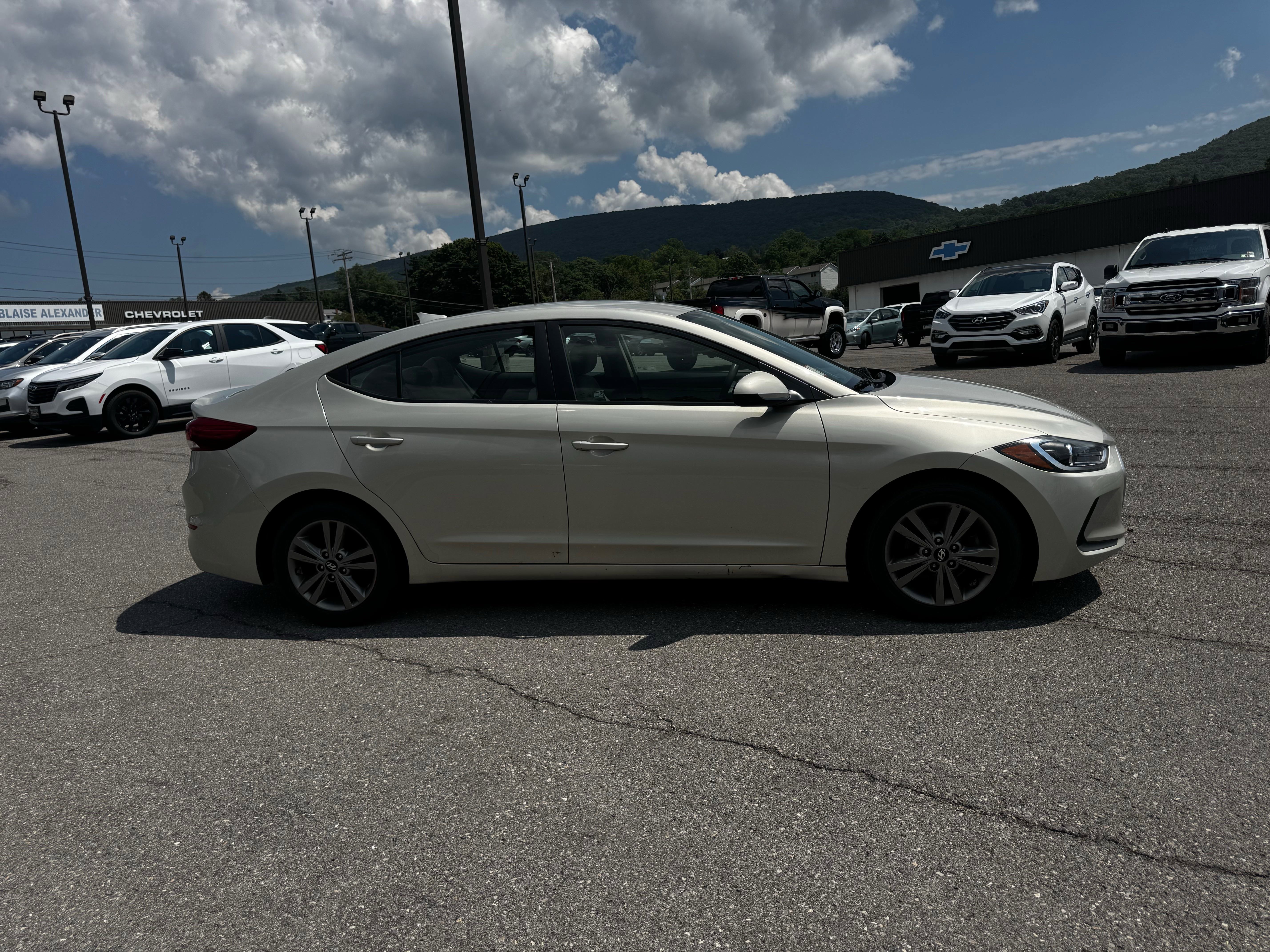 Used 2017 Hyundai Elantra SE image 2