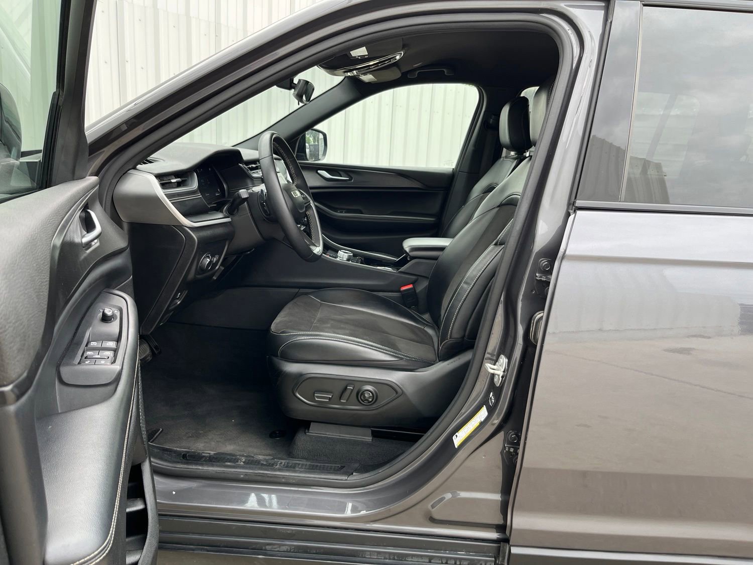 Used 2023 Jeep Grand Cherokee L Laredo AWD/4WD image 10