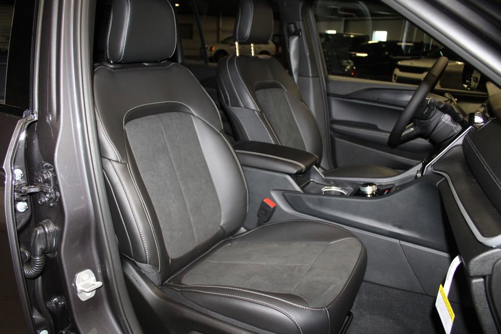 New 2025 Jeep Grand Cherokee Altitude image 28