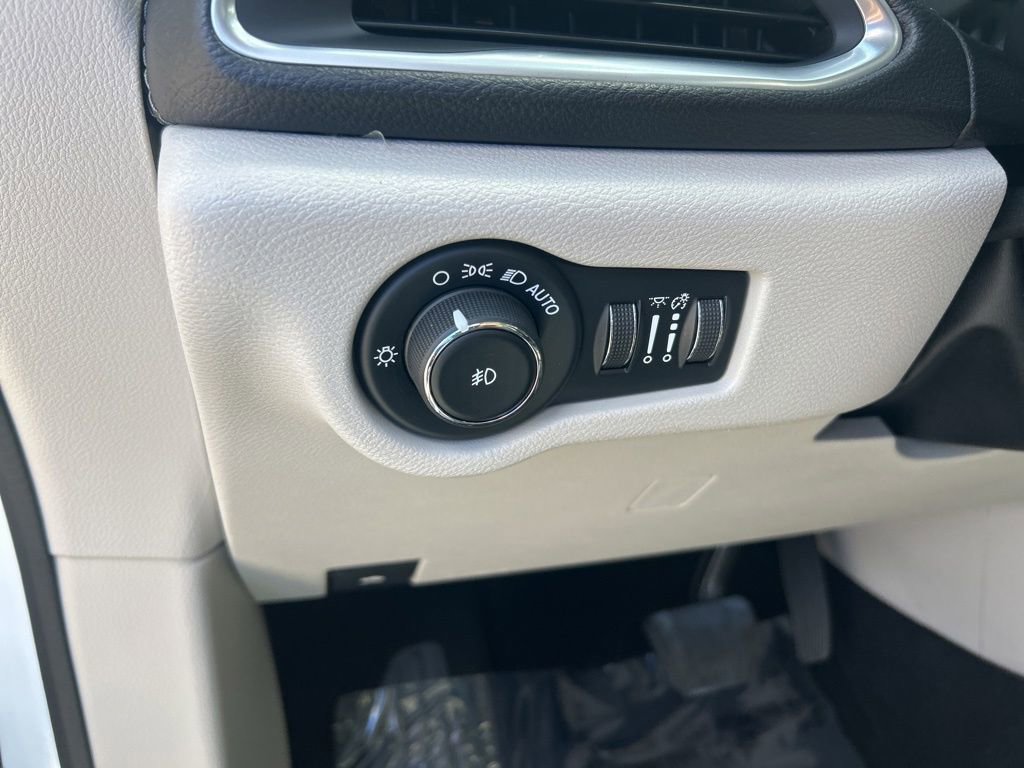 Used 2019 Chrysler Pacifica Limited w/ Tire & Wheel Group image 38