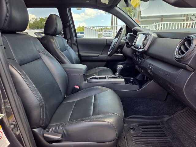 Used 2020 Toyota Tacoma TRD Sport w/ TRD Premium Sport Package AWD/4WD image 19