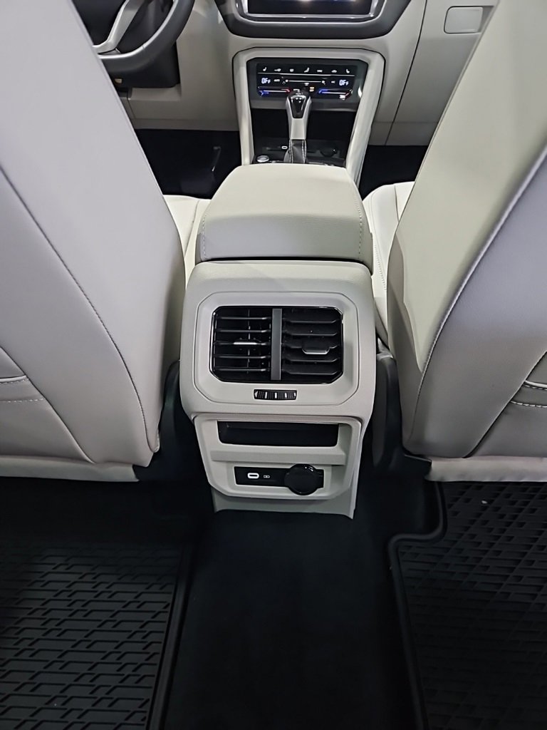 Certified 2024 Volkswagen Tiguan SE w/ Panoramic Sunroof Package image 18