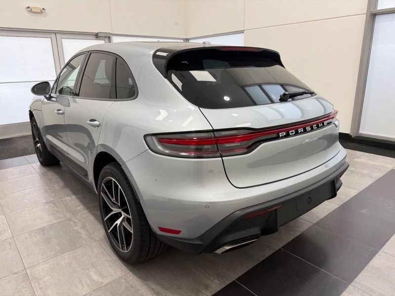 Certified 2025 Porsche Macan AWD/4WD image 3