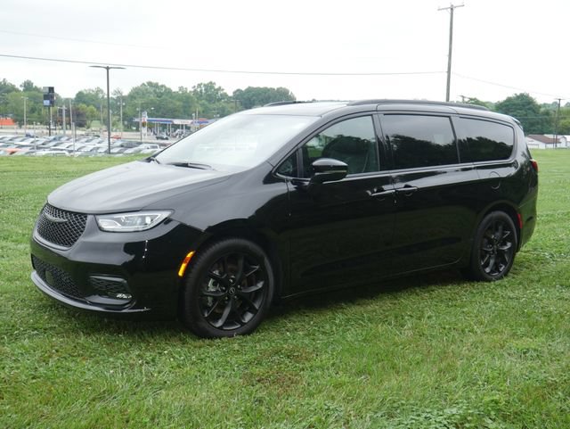 Used 2025 Chrysler Pacifica Limited w/ Trailer Tow Group FWD image 9