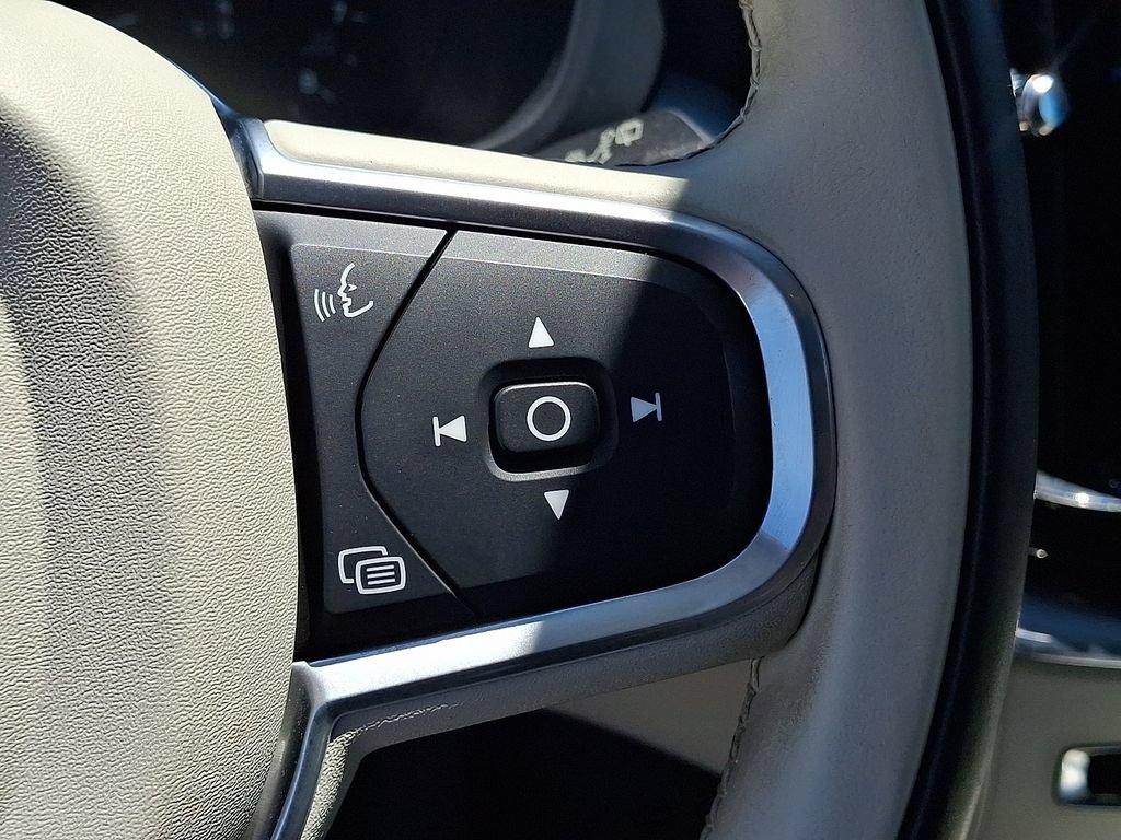 Used 2019 Volvo XC60 T5 Momentum w/ Multimedia Package AWD/4WD image 24
