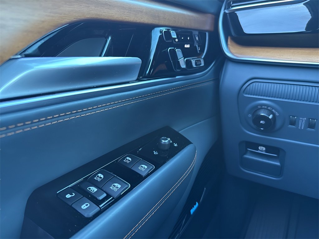 Used 2024 Jeep Grand Wagoneer Series III w/ HD Trailer Tow Package image 37