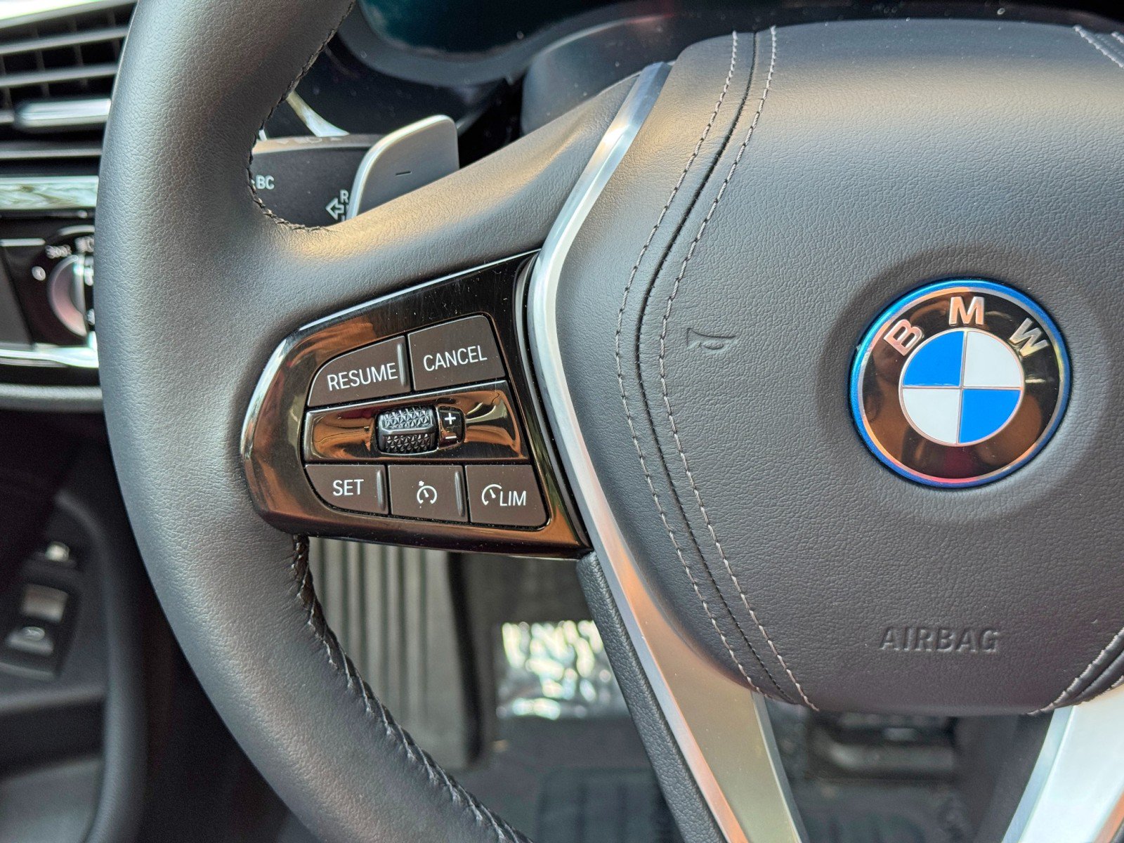Used 2022 BMW 530e w/ Premium Package RWD image 21