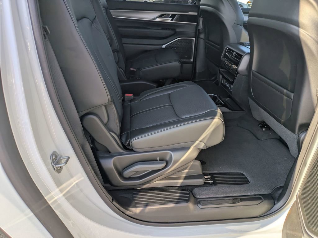 New 2025 Jeep Wagoneer L Series II image 32