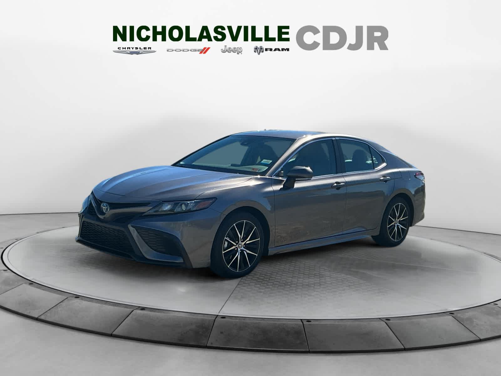 Used 2024 Toyota Camry SE FWD image 1