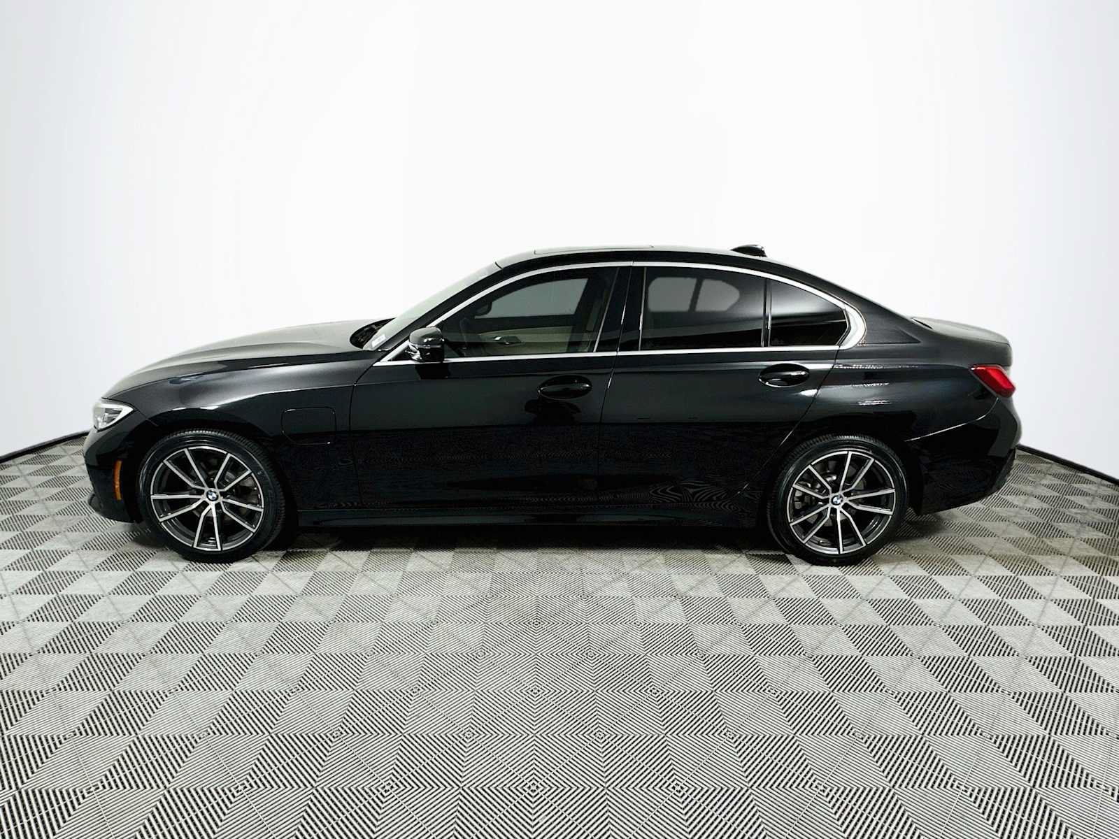Used 2021 BMW 330e w/ Premium Package RWD image 4