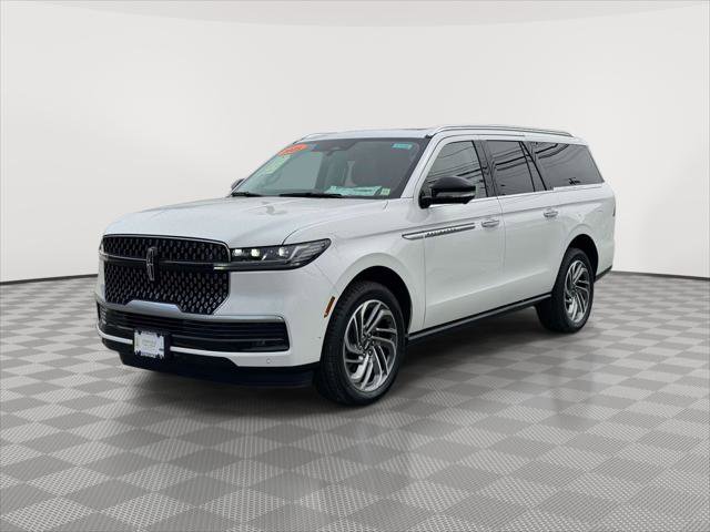 Used 2025 Lincoln Navigator L Reserve image 3