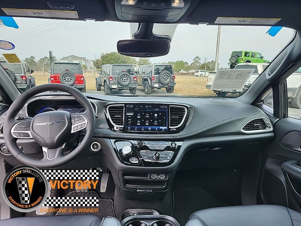 Certified 2025 Chrysler Pacifica Select image 3