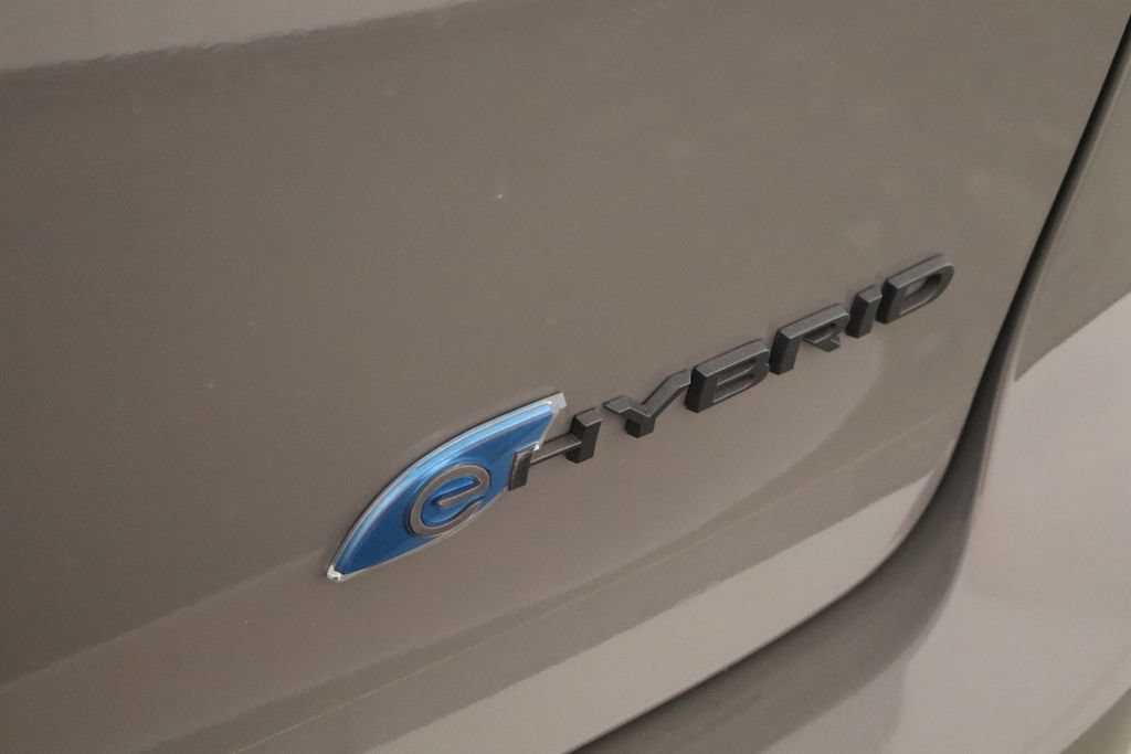 Used 2022 Chrysler Pacifica Limited w/ Uconnect Theater Family Group FWD image 38