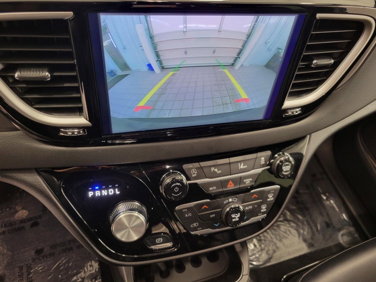 Used 2025 Chrysler Pacifica Select image 13
