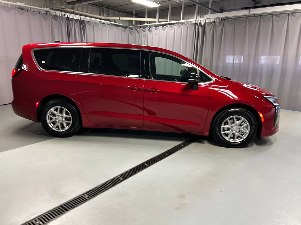 New 2027 Chrysler Pacifica Select FWD image 8