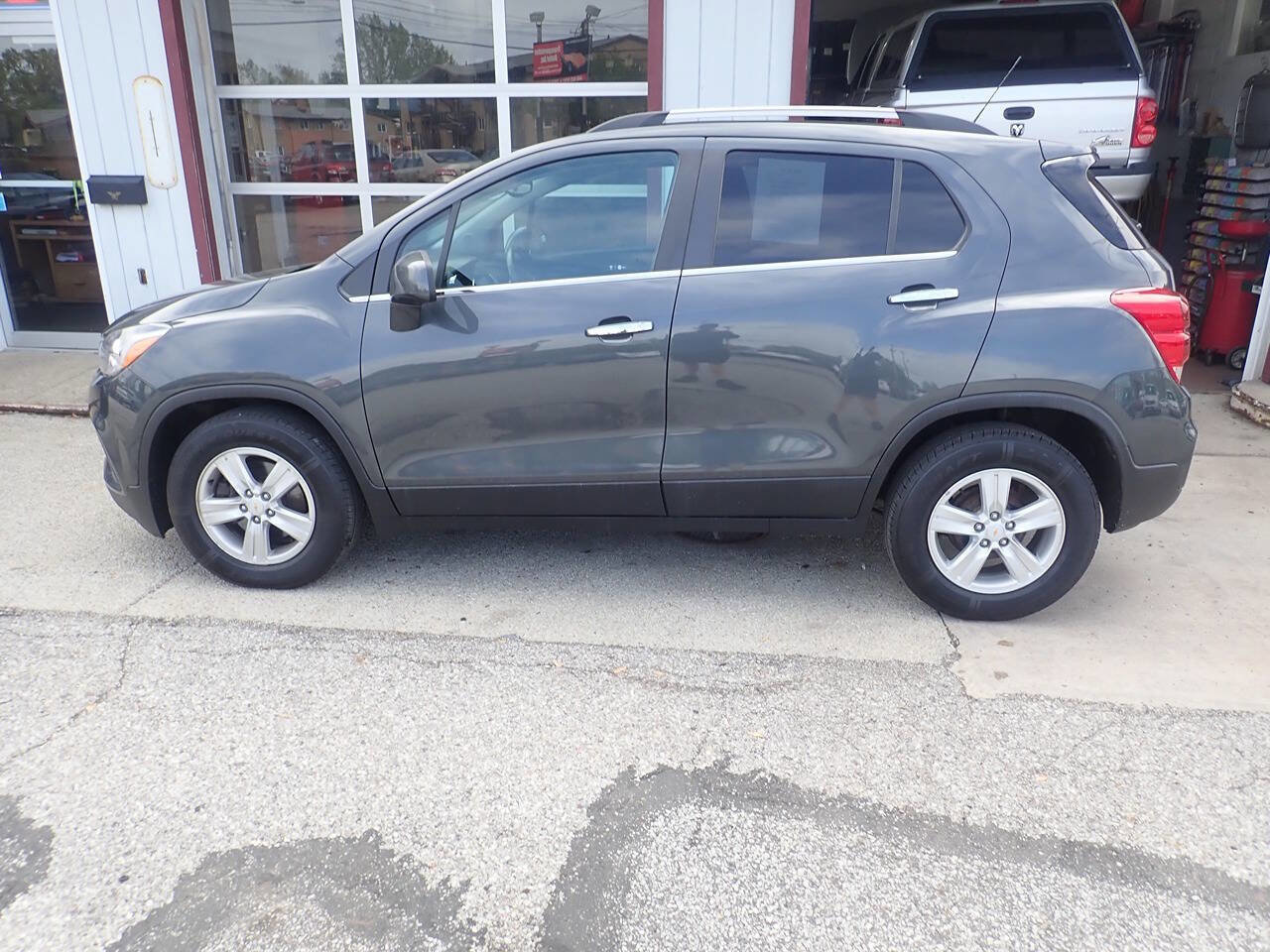 Used 2017 Chevrolet Trax LT w/ LT Convenience Package image 16