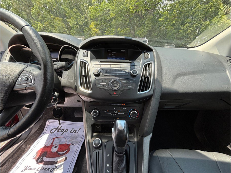 Used 2015 Ford Focus SE w/ Equipment Group 201A FWD image 11