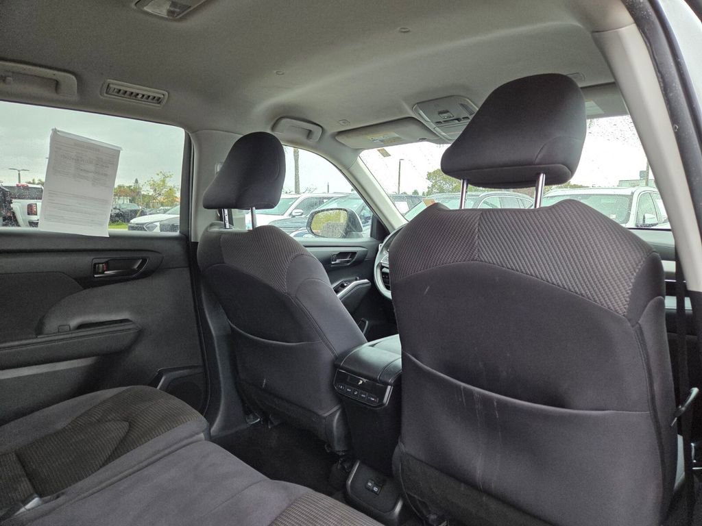 Used 2023 Toyota Highlander L FWD image 12