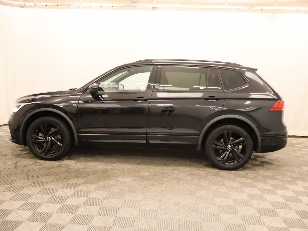 Used 2023 Volkswagen Tiguan SE R-Line AWD/4WD image 2